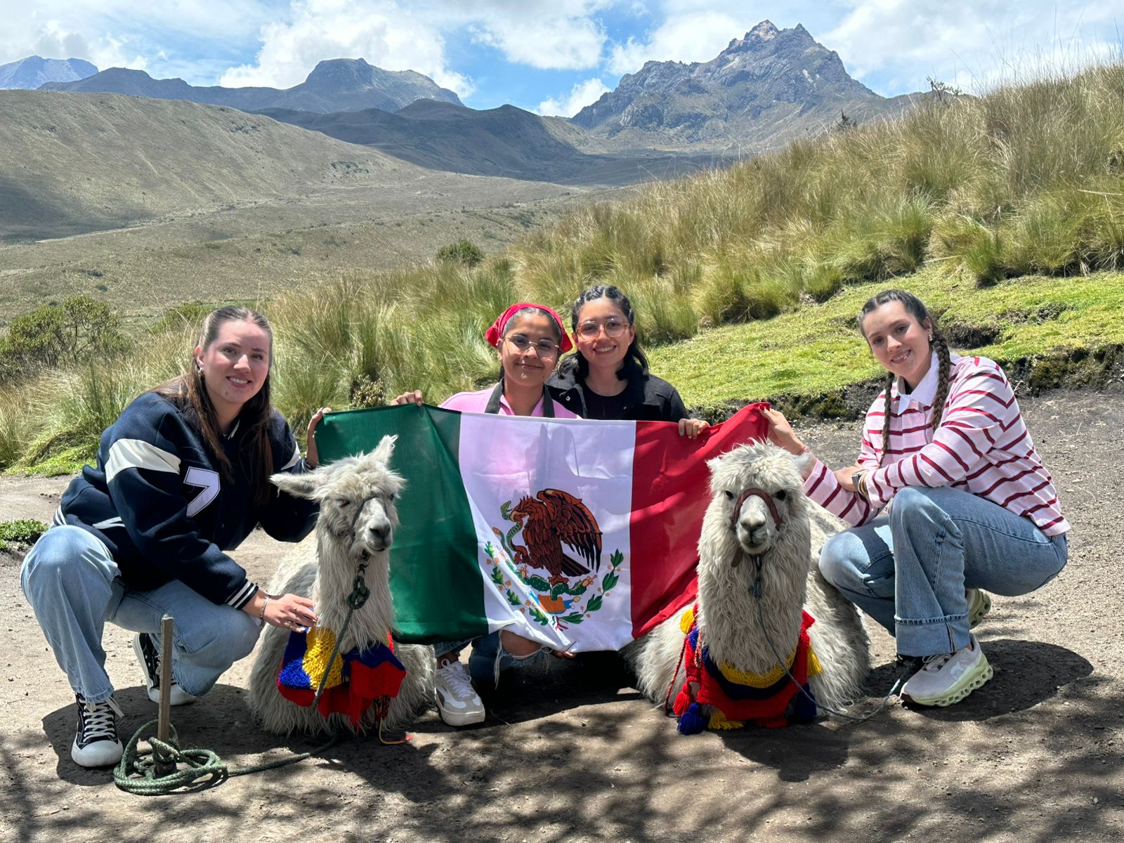 Alumnas del Tec Purísima triunfan en Infomatrix 2026 en Ecuador